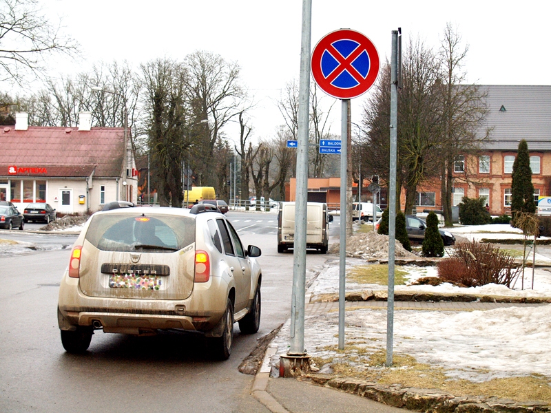 Autobraucēji Iecavā visbiežāk apstāšanās noteikumus pārkāpj Edvarta Virzas ielā pie autoostas, kur ir maz stāvvietu, bet līdzās atrodas veikali, tirgus, aptieka un bankomāti, ko cilvēki bieži apmeklē.
Autors: Madara Ērgle