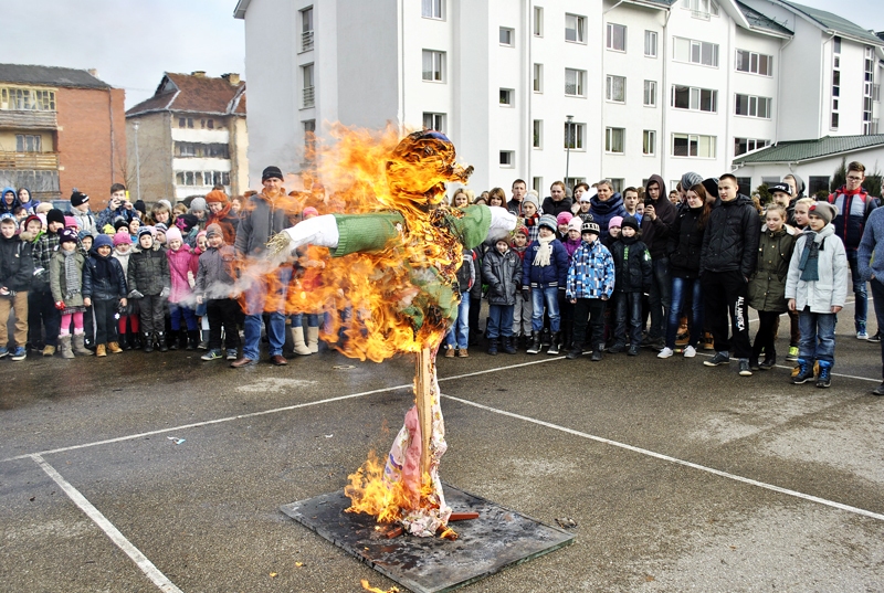 Salmu lelles Masļeņicas dedzināšana svētkos raisīja vislielāko jauniešu interesi, un pēc tās labi garšoja apaļās pankūkas – Saules enerģijas simbols.
Autors: Māris Krūmiņš
