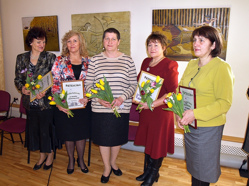 Pirmās «Liepas». Sarmīte Birka (no kreisās), Jana Arāja, Agita Hauka, Velta Puža un Valentīna Rāzmane savulaik sāka Iecavas dāmu kluba darbību.
Autors: Madara Ērgle