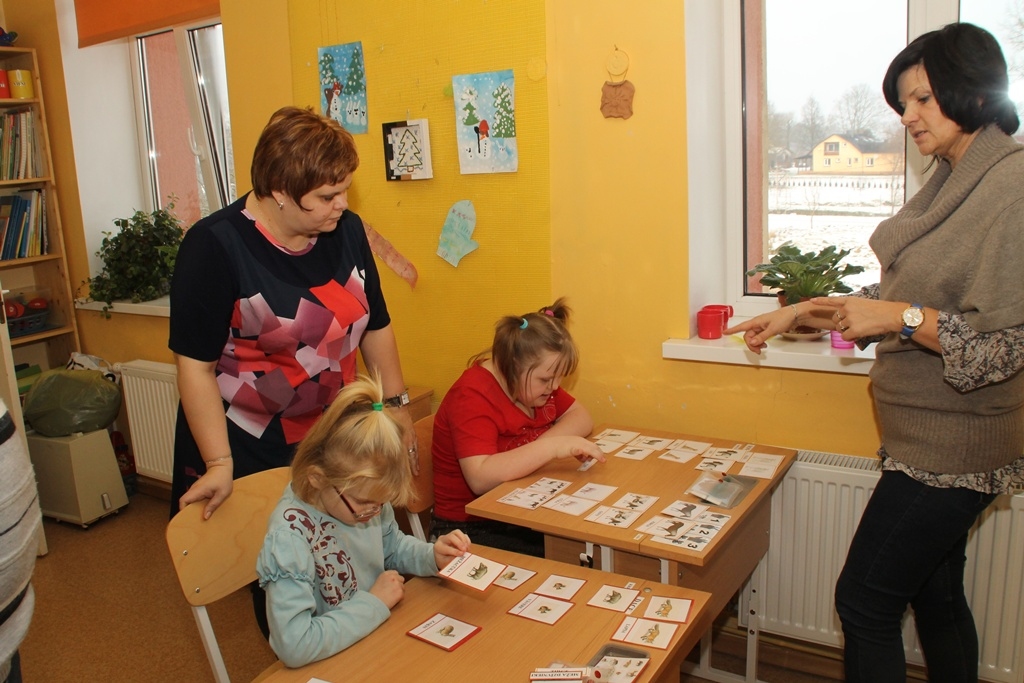 Liene Eriņa (no kreisās) un Aija Štāle skolēniem
piedāvā arī dažus pašu izgatavotus materiālus, bet visus pašas izveidot
nevar.
Autors: Uldis Varnevičs