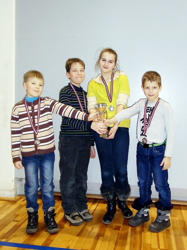 «Lauvēni» – Everts Rūdolfs Lepsis (no kreisās), Reinis Štāls, Adelīna Urtāne un Denijs Vilhelms Krauklis – izcīnīja otro vietu.
Autors: no  Žanetes Kraukles albuma. 