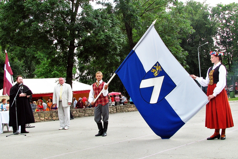 Bauskas novada karogam, kuru pirms pāris gadiem iesvētīja, veiks nelielas vizuālas izmaiņas. Ģerboni no pārējā karoga nodalīs ar baltu līniju.
Autors: no «Bauskas Dzīves» arhīva