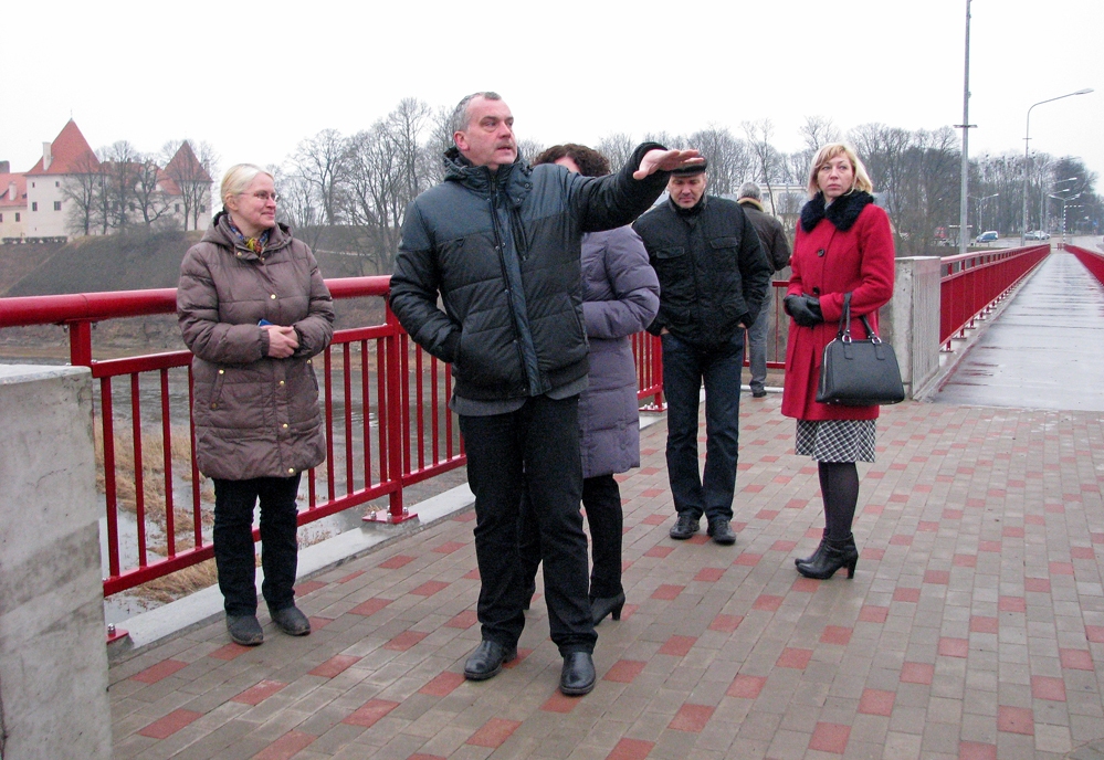 Bauskas novada izpilddirektors Jānis Kalinka stāsta par Mūsas tilta rekonstrukcijas gaitu.
Autors: Vilnis Auzāns