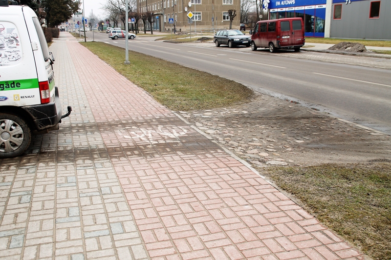 Uzvaras ielā Bauskā, iebraucot pagalmā, mašīna aiz sevis uz ietves atstāj netīras sliedes.
Autors: Uldis Varnevičs