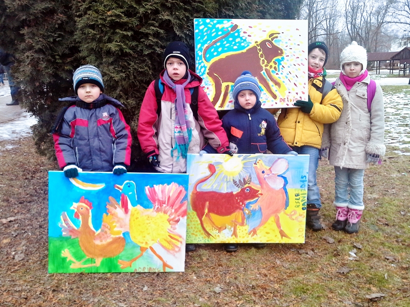 Mazie gleznotāji Adrians Sedi (no kreisās), Dāvis Lincevičs, Daniels Raudons, Deivids Valdeņš un Rasa Zvirgzda pirms izstādes iekārtošanas Bērsteles kultūras namā. 
Autors: Īra Rozentāle