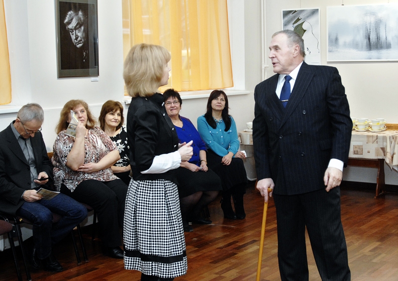 Bauskas kultūras centra atjaunotā vestibila atklāšanas reizē īpašais viesis bija iestādes ilggadējais vadītājs Jānis Matisons (no labās). 
Autors: Ivars Bogdanovs