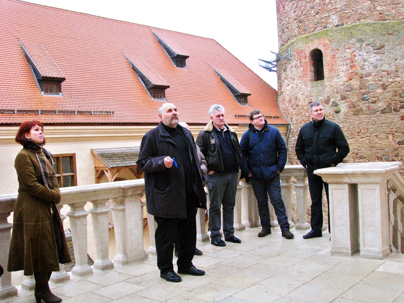 Māris Skanis, Bauskas pils muzeja direktors, izrāda savu saimniecību konkursa «Latvijas būvniecības Gada balva 2014» žūrijai.
Autors: Vilnis Auzāns