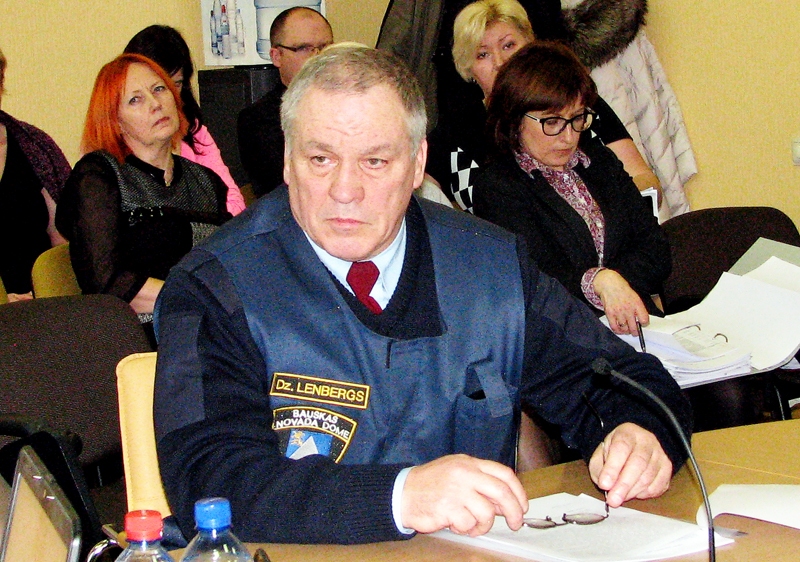 Dzintars Lenbergs, Bauskas novada sabiedriskās kārtības nodaļas vadītājs, nespēja pārliecināt deputātus, ka vajadzīgi papildu darbinieki.
Autors: Vilnis Auzāns