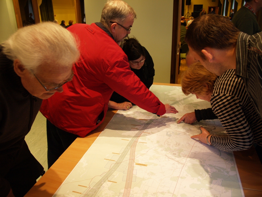 Pirms un pēc sanāksmes sanākušie kartē pētīja, kā jaunā dzelzceļa trases varianti ietekmē viņu īpašumus Iecavas novadā.


Autors: Antra Ērgle