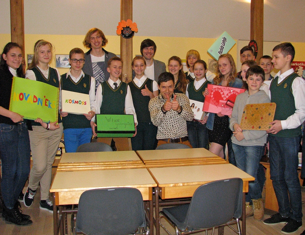 Bauskas Valsts ģimnāzijas audzēkņi un viņu vizuālās mākslas pasniedzējs Bruno Bahs gandarīti par īstenoto galda spēļu radīšanas projektu. 
Autors: Vilnis Auzāns