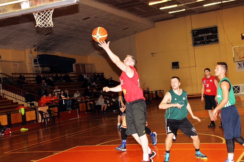 Alda Beitiņa (ar bumbu) lieliskā spēle deva cerības «Ozolu 15» vienībai cīnīties par pirmo vietu. 
Autors: Uldis Varnevičs