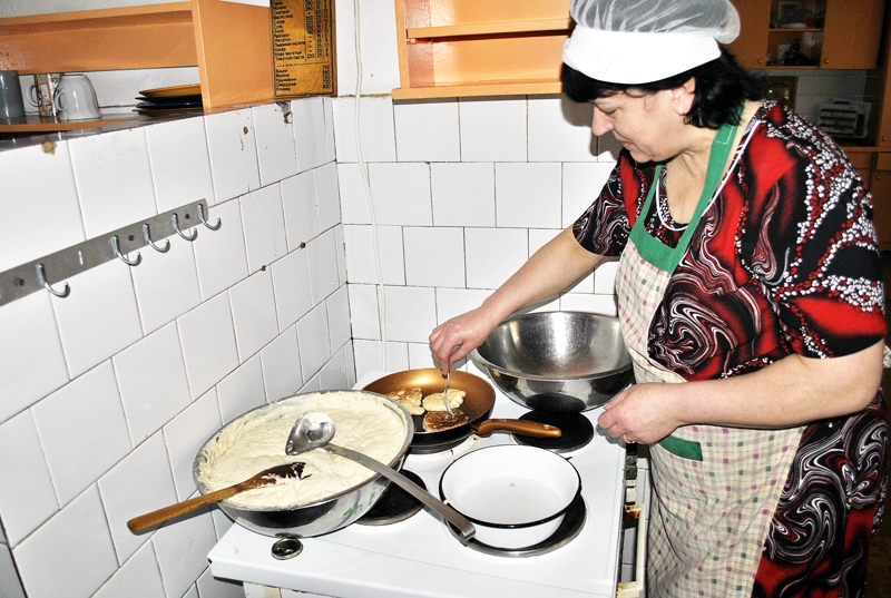 Zoja Pūne, Bērsteles skolas pavāre, bērnus ar pankūkām iepriecina ne tikai svētkos, bet arī ikdienā.
Autors: Māris Krūmiņš