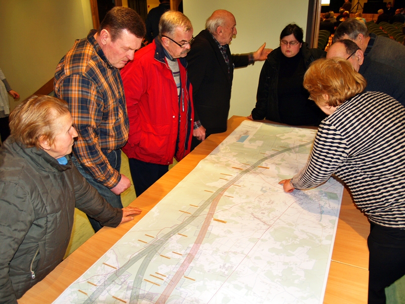 IEDZĪVOTĀJI pirms un pēc sanāksmes kartē pētīja, kā jaunās dzelzceļa trases varianti ietekmē viņu īpašumus Iecavas novadā.
Autors: Antra Ērgle