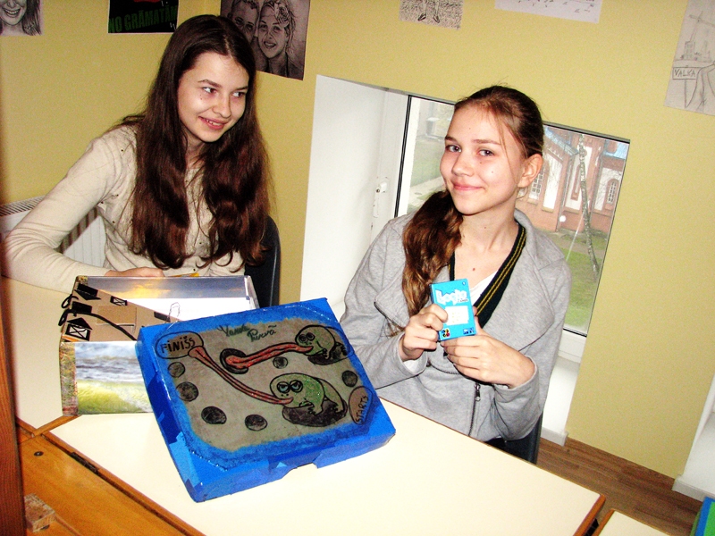 Atzinīgi novērtētas ir ģimnāzistes Evelīna Puķīte un Daina Bebre. Uzslavēta viņu izgatavotā spēle «Vardes purvā».
Autors: Vilnis Auzāns