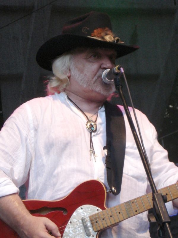 Pašvaldības apbalvojums piešķirts kantrimūzikas grupas «Dakota» vadītājam mūziķim Edvīnam Zariņam.
Autors: la.lv