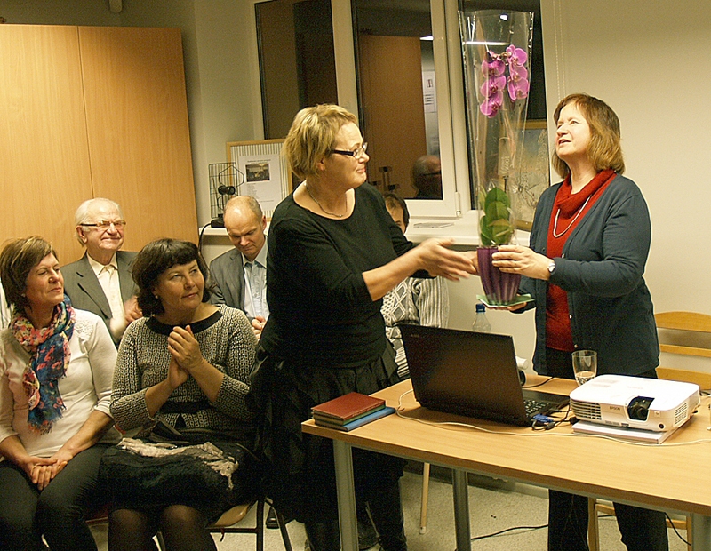 Anna Žīgure demonstrēja senas kinohronikas kadrus, kur Elza Stērste un Edvarts Virza filmēti «Billītēs». Bibliotekāre Aina Ezergaile viešņai pateicās par stāstījumu.
Autors: Antra Ērgle