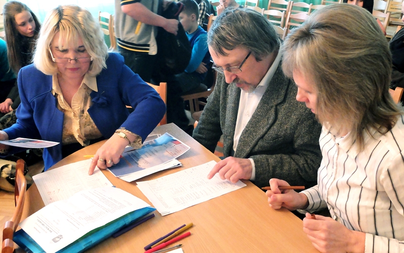Konkursa žūrija – krievu valodas skolotāji Indra Dulbe (no labās), Sergejs Žuravļovs un Anna Dupure – aplūko rezultātus.
Autors: no skolas arhīva