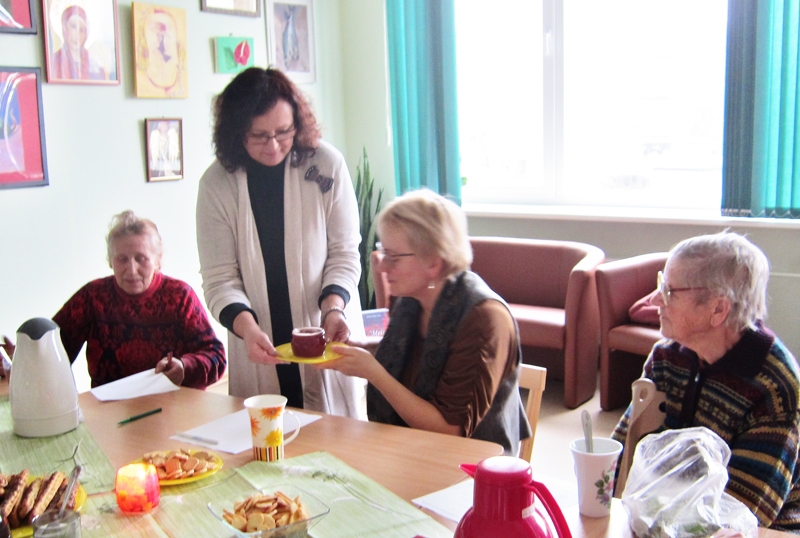 Anda Rācenāja cienāja pēcpusdienas dalībnieces ar tēju un Sarmītes Avotas gatavoto priežu čiekuru sīrupu. 
Autors: no bibliotēkas albuma