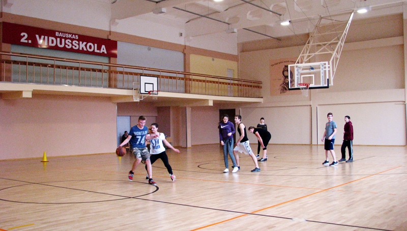 Skolēni un pedagogi stāsta, ka jaunajā sporta zālē stundas paskrien nemanot. 
Autors: Vilnis Auzāns