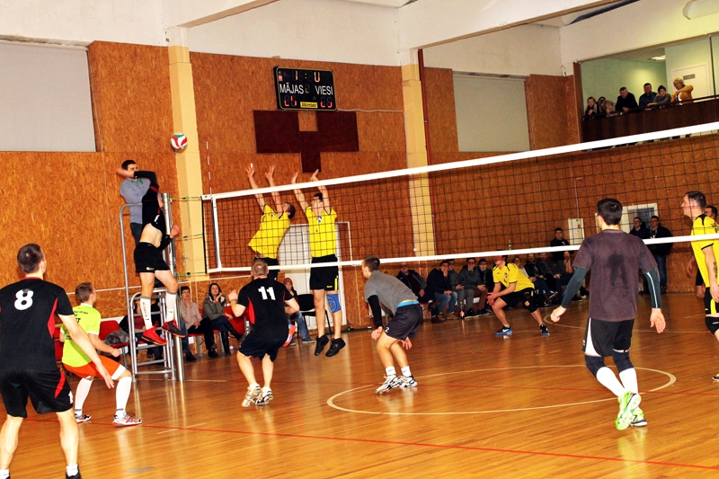 «Cīruļu iela» (melnajos tērpos) cīņā par čempionu titulu pārspēja «Vecos bebrus».
Autors: Uldis Varnevičs