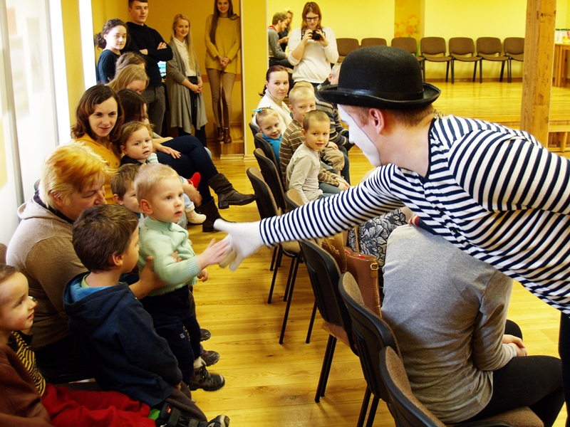 Bērnus un vecākus rotaļām iedrošināja Mīms. 
Autors: Antra Ērgle
