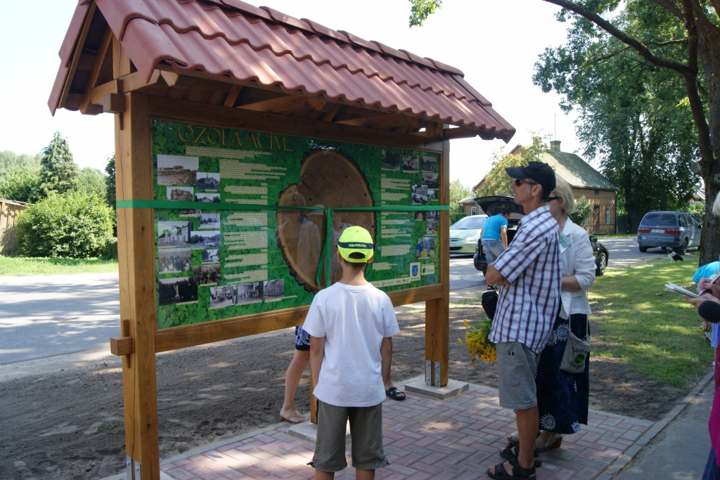 Projekta «Ozola acīm» gaitā uzstādītais informācijas stends.
Autors: iecava.lv