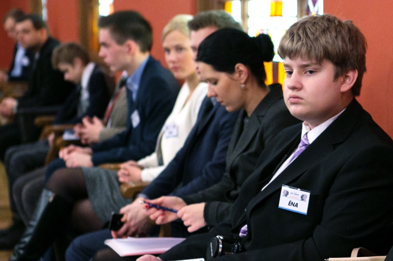 Maksims Krutikovs (no labās) aicina pievienoties jaunveidojamai 1991. gada barikāžu dalībnieku biedrībai.
Autors: no «Bauskas Dzīves» arhīva