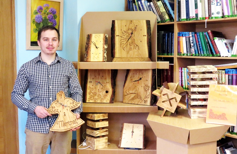 Artis Simaško ar paša izgatavotajiem koka pulksteņiem un lampām.
Autors: no bibliotēkas albuma