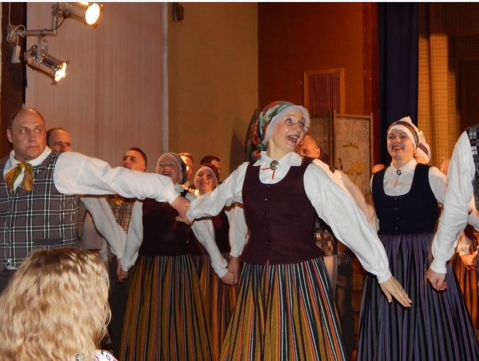 Seši tautas deju kolektīvi pagājušajā nedēļā sniedza koncertu Misas tautas namā.
Autors: Sarmīte Šlikaite