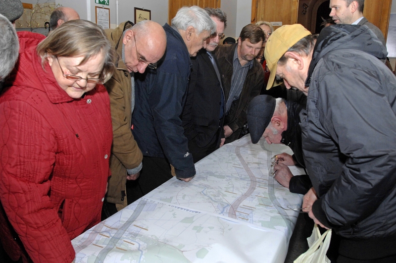 Sanāksmes dalībnieki ieinteresēti pētīja kultūras centrā izvietotās kartes.
Autors: Ivars Bogdanovs