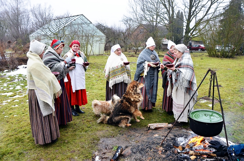 Īstās latvju saimnieces ir ar spēcīgiem raksturiem un lielu dzīvesprieku.
Autors: Publicitātes foto.