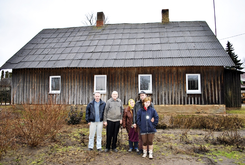 Namā sadzīvo saimnieka brālis Bruno (no kreisās), tēvs Jānis ar sievu Annu un paši saimnieki Jānis un Mairita.
Autors: Māris Krūmiņš