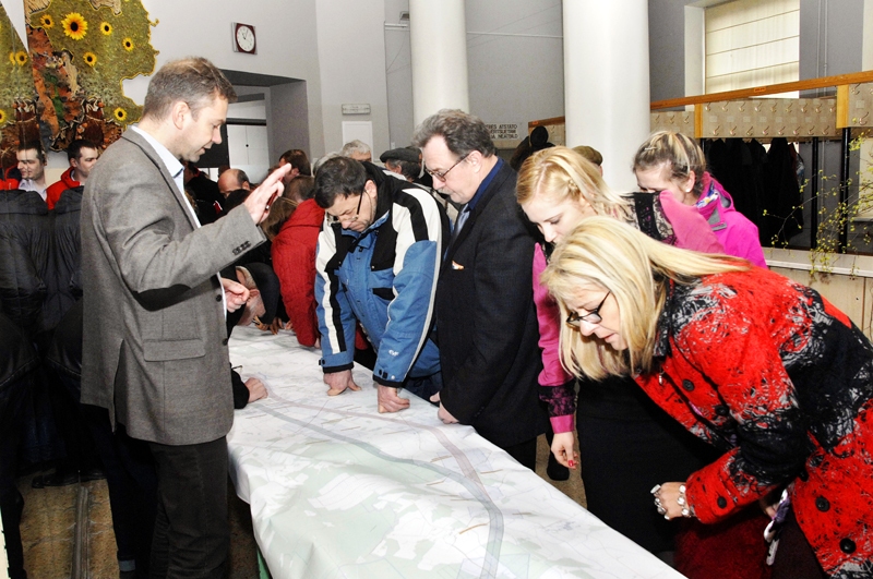 Arnis Skrastiņš (no kreisās) no pilnsabiedrības «RB Latvija» skaidro baušķeniekiem iecerētās dzelzceļa maģistrāles novietojumu.
Autors: Ivars Bogdanovs