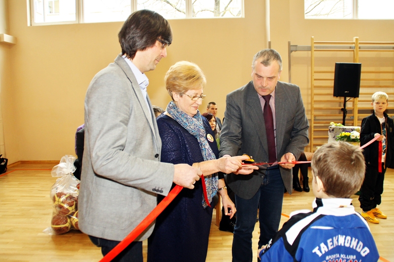 Jānis Innis (no kreisās), Vera Grigorjeva un Jānis Kalinka pārgriež simbolisko lenti, atklājot Bauskas 2. vidusskolas sporta zāli.
Autors: Uldis Varnevičs