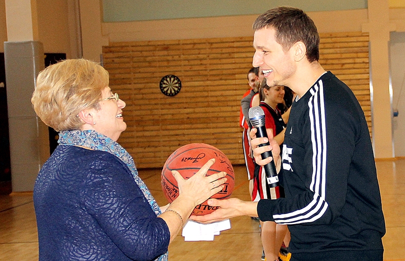 Verai Grigorjevai kluba «VEF Rīga» basketbola bumbu dāvina Nikolajs Mazurs.
Autors: Uldis Varnevičs