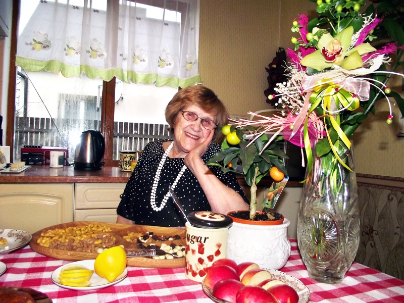 Regīna Berlinska raksta savu dzīves grāmatu, kuras lappusēs rodami raibu raibie mirkļi. 
Autors: Artūrs Dulbe