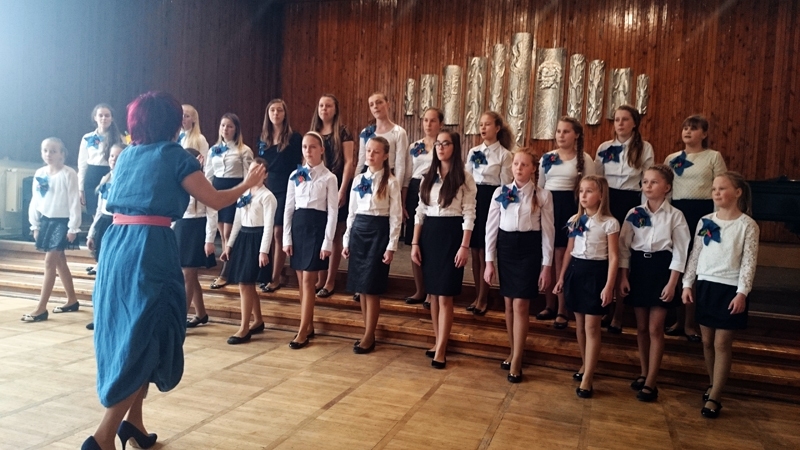 Bauskas mūzikas skolas kori diriģē Ieva Ūdre.
Autors: no albuma