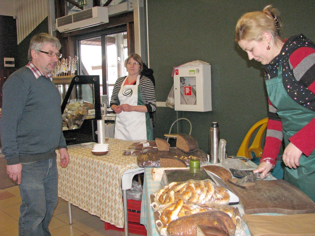 Mājražotāju tirdziņā lielveikalā «Top!» uz brīdi nav neviena pircēja. Par dienas gaitā pārdoto iespaidos dalās Ilze Pridāne (no labās), Jolanta Bumere un Vitolds Ārmanis.
Autors: Vilnis Auzāns