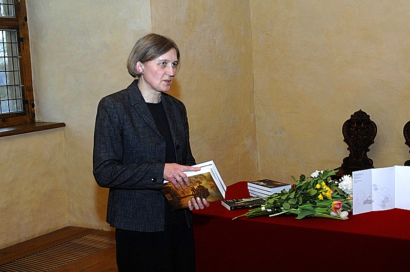 Izdevuma autore ir ilggadējā Bauskas rajona pieminekļu aizsardzības speciāliste iecavniece Mārīte Putniņa, kura strādā Valsts kultūras pieminekļu aizsardzības inspekcijā.
Autors: Ivars Bogdanovs