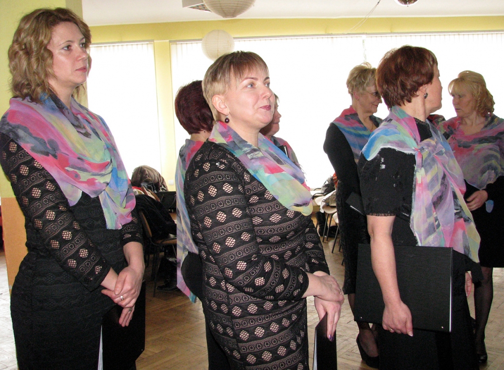 Uz skatuvi doties gatavojas Valles saieta nama sieviešu vokālais ansamblis.
Autors: Vilnis Auzāns