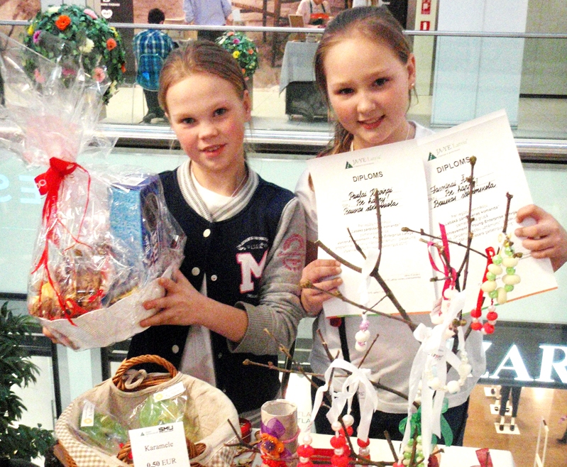 SMU «Be happy!» dalībnieces Paula Kļaviņa (no kreisās) un Jasmīna Āne ar balvu.
Autors: no skolas albuma