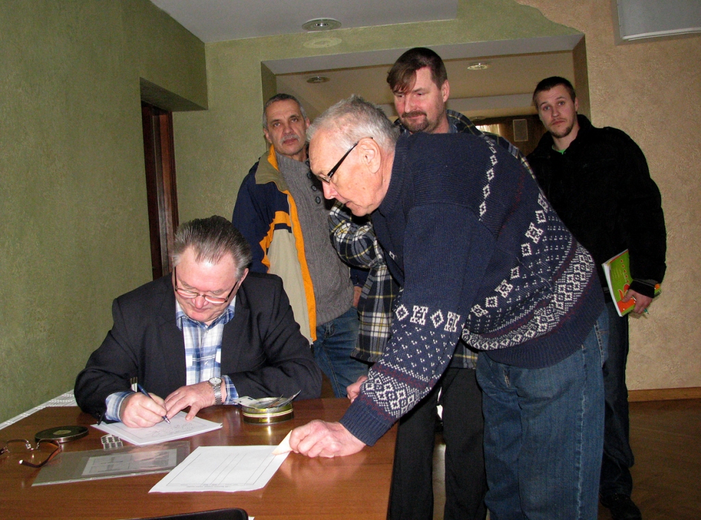 Latvijas Biškopības biedrības Bauskas nodaļas vadītājs Oskars Spalis reģistrē semināra dalībniekus.
Autors: Vilnis Auzāns