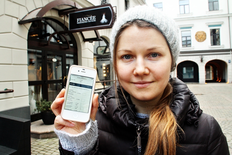 Elīna Zuša ar mobilo telefonu var pieteikt pasūtījumu, izvēloties vajadzīgos no aptuveni 600 produktiem.
Autors: Uldis Varnevičs