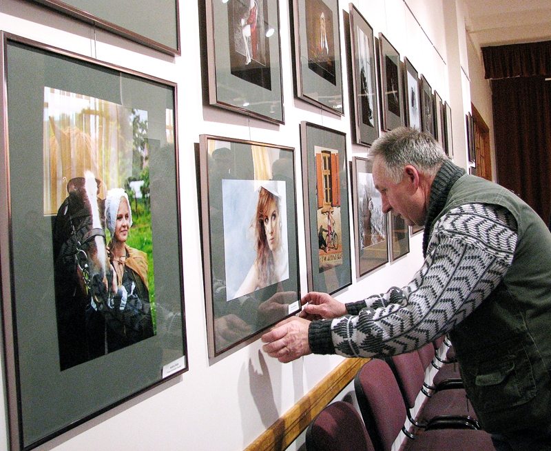 Māris Kreitenbergs, tautas fotostudijas «Bauska» dalībnieks, brīdi pirms izstādes atklāšanas steidz pievienot darbiem norādes par autoriem.
Autors: Vilnis Auzāns