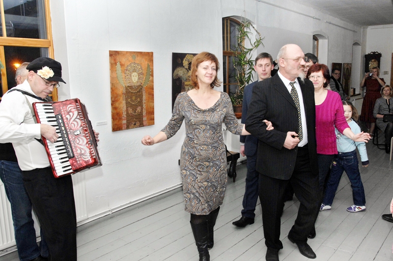 Aigara Urtāna akordeona pavadījumā atmiņu vakarā sanākušie iemēģināja pagājušā gadsimta pirmās puses populāro deju – lambetvoku. 
Autors: Ivars Bogdanovs