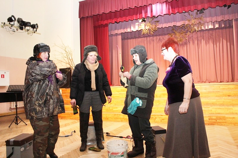 Baibas Škrjabas (no labās) vēlēšanās solīja izpildīt floristikas pulciņa «bļitkotājas». 
Autors: Eva Vlasova