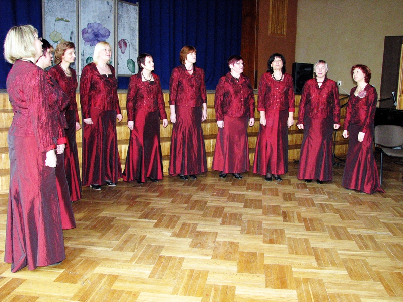 «Vēja meitenes», Misas tautas nama sieviešu vokālais ansamblis, uzstājās ar patiesu aizrautību. 
Autors: Vilnis Auzāns