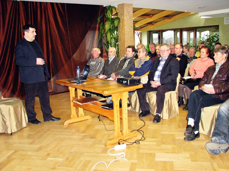 Mūspuses biškopjiem izzinošu nodarbību vada Latgales reģiona biškopības speciālists Guntars Melnis. 
Autors: Vilnis Auzāns