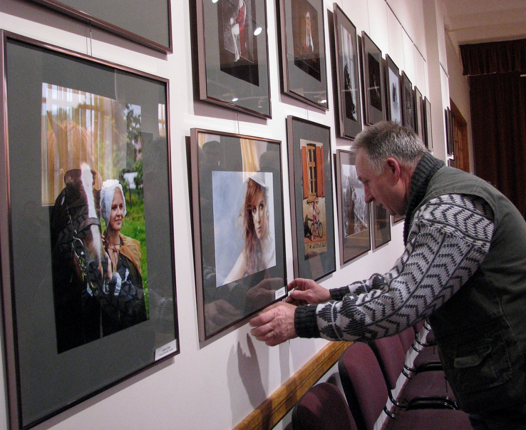 Tautas fotostudijas «Bauska» dalībnieks Māris Kreitenbergs brīdi pirms izstādes atklāšanas steidz pievienot darbiem norādes par autoriem.
Autors: Vilnis Auzāns