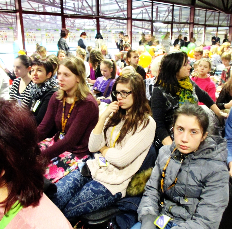 Bērnu žūrijas ekspertes māsas Anda (priekšplānā) un Laura Ārmanes, kā arī Annija Varkale no Bauskas Valsts ģimnāzijas un Bauskas sākumskolas noslēguma sarīkojumā Ķīpsalā.
Autors: no bibliotēkas albuma